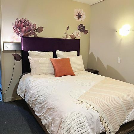 Cosy Motel Studio Apartment In Central City-Up To 2 Beds Крайстчърч Екстериор снимка